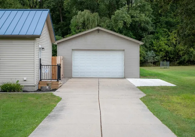 Photo 3 of Sale Pending at 4250 S Portsmouth Rd, Bridgeport, MI 48722 | MLS# 50219823 | Listing updated on 2026-09-07