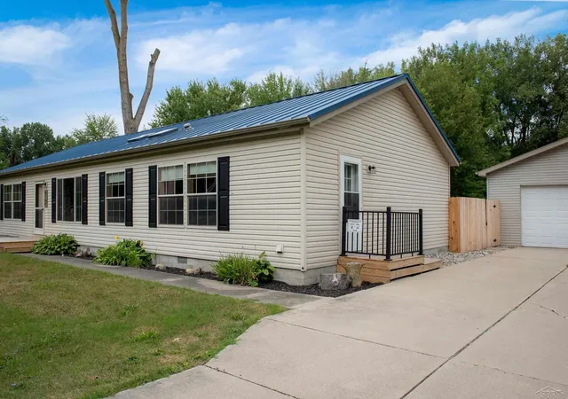 Photo 4 of Sale Pending at 4250 S Portsmouth Rd, Bridgeport, MI 48722 | MLS# 50219823 | Listing updated on 2026-09-07