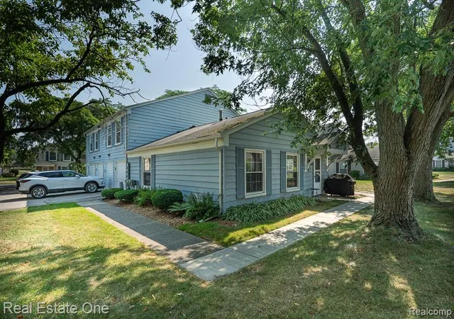 Photo 2 of Sale Pending at 2652 Wildwood Ct, Lake Orion, MI 48360 1758 | MLS# 60925926 | Listing updated on 2026-09-08