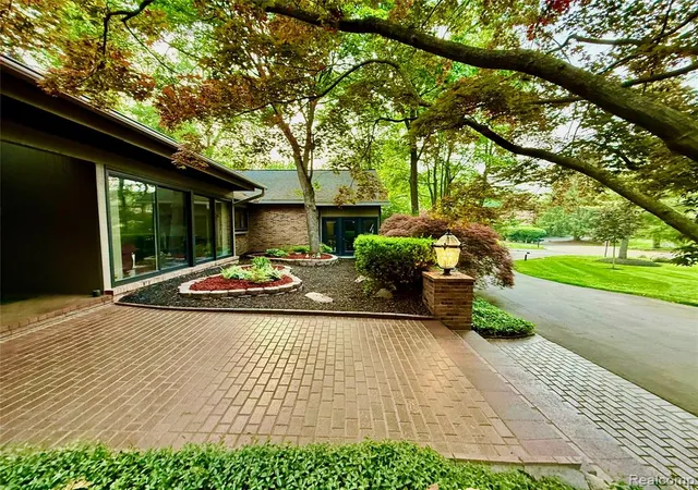 Homes for sale in Bloomfield Hills, MI | 275 Pine Ridge Dr, Bloomfield Hills, MI 48304 | MLS# 60984140