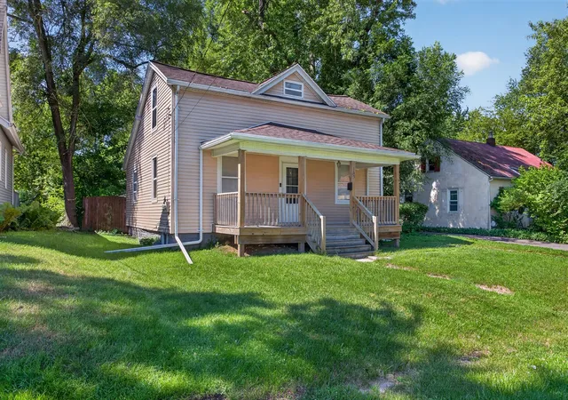 Photo 3 of Single family home for sale at 105 Avondale Ave, Jackson, MI 49203 | MLS# 70544720 | Listing updated on 2026-09-10