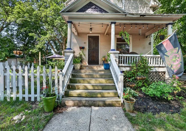 Photo 3 of Sale Pending at 611 Elmwood Ct, Kalamazoo, MI 49007 | MLS# 70554424 | Listing updated on 2026-08-27