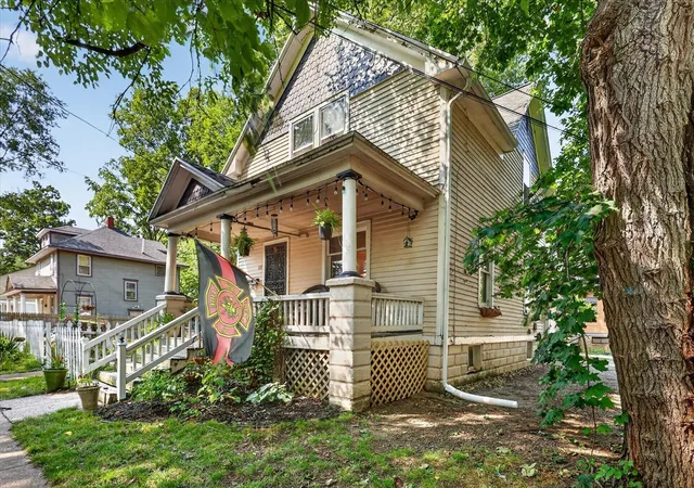 Photo 4 of Sale Pending at 611 Elmwood Ct, Kalamazoo, MI 49007 | MLS# 70554424 | Listing updated on 2026-08-27