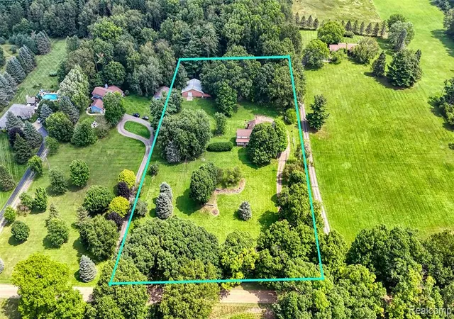Photo 3 of Sale Pending at 1010 N Truhn Rd, Fowlerville, MI 48836 8987 | MLS# 61024592 | Listing updated on 2026-09-13