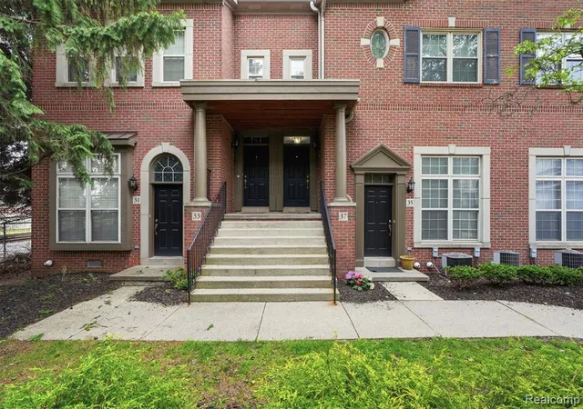 3rd image of 37 W Village Ln, Dearborn, MI 48124 | MLS# 60999976