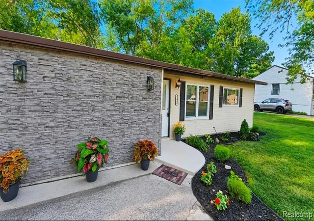 2nd image of 2564 Mueller Rd, Lake Orion, MI 48359 | MLS# 61022817