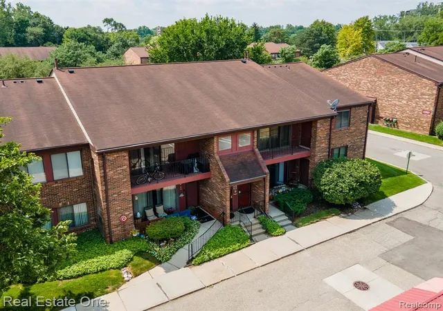 Listing Photo 2 - Condo for sale in building located at 23788 Vlg House Dr, Southfield, MI 48033 - Unit #8B