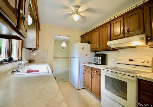 Photo 3 of Sale Pending at 403 N Wickshire Ln, Durand, MI 48429 | MLS# 61018192 | Listing updated on 2026-08-09