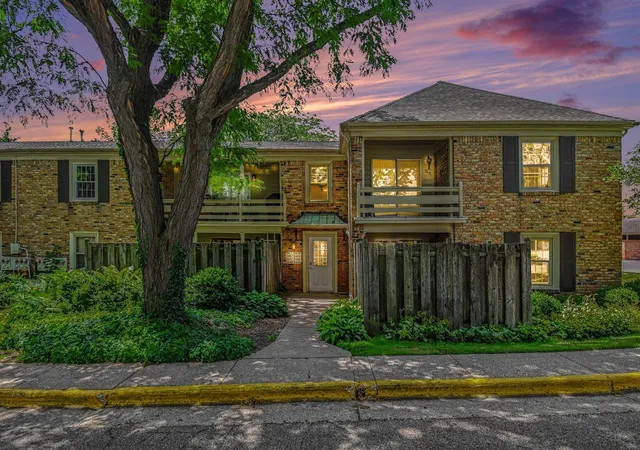 Listing Photo 2 - Condo for sale in building located at 2421 Abbington Dr, Grand Rapids, MI 49506-5401 - Unit #30