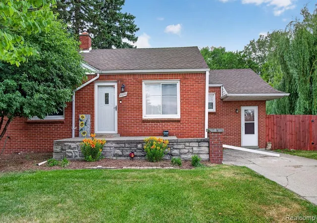 1st image of 30541 Utica Rd, Roseville, MI 48066 | MLS# 61001226