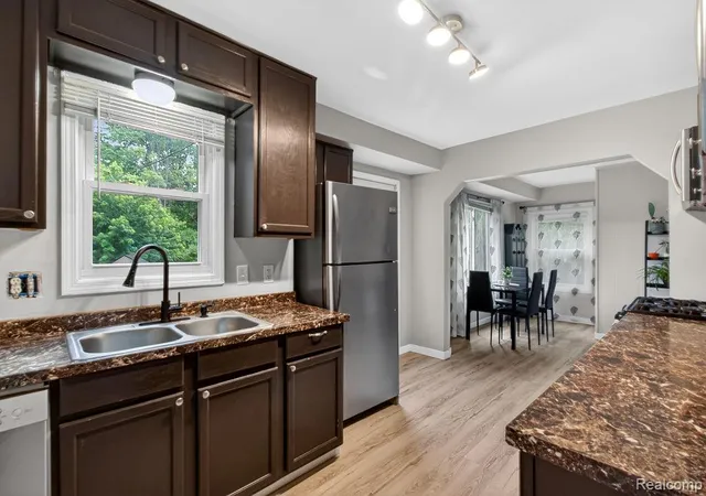 4th image of 30541 Utica Rd, Roseville, MI 48066 | MLS# 61001226