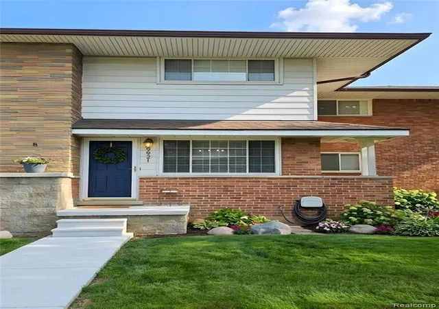 Homes for sale in Livonia, MI | 9921 Middlebelt Rd #32, Livonia, MI 48150 | MLS# 61006426