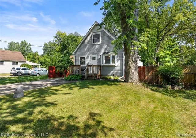 Photo 3 of Single family home for sale at 55875 Pontiac Trl Ct, New Hudson, MI 48165 | MLS# 61021013 | Listing updated on 2026-09-06