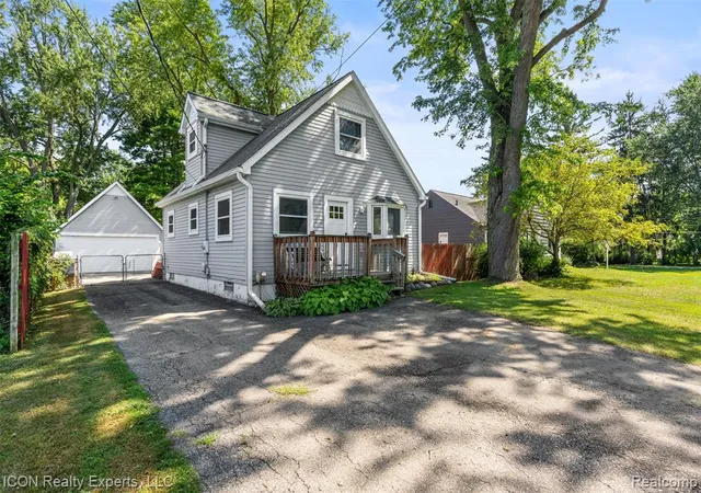Photo 4 of Single family home for sale at 55875 Pontiac Trl Ct, New Hudson, MI 48165 | MLS# 61021013 | Listing updated on 2026-09-06