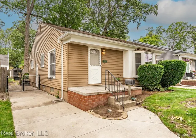 Homes for sale in Royal Oak, MI | 1919 Fern St, Royal Oak, MI 48073 | MLS# 61006459