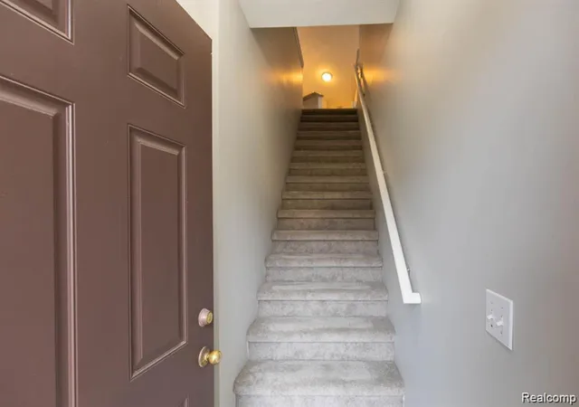 2nd image of 1560 W Lakeview Ln, Canton, MI 48187 6624 | MLS# 60989669