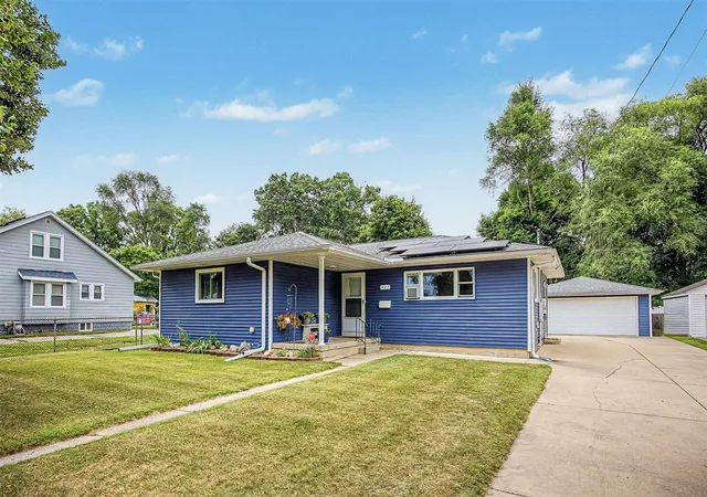 Photo 2 of Single family home for sale at 427 Bates St, Jackson, MI 49202 | MLS# 70551403 | Listing updated on 2026-08-13