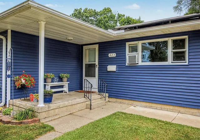 Photo 3 of Single family home for sale at 427 Bates St, Jackson, MI 49202 | MLS# 70551403 | Listing updated on 2026-08-13