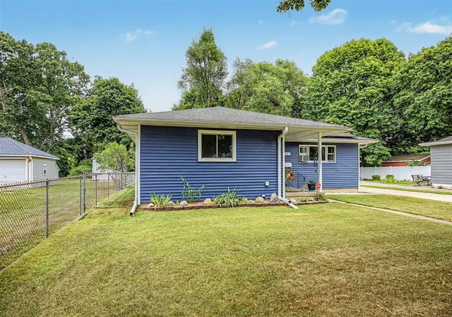 Photo 3 of Single family home for sale at 427 Bates St, Jackson, MI 49202 | MLS# 70551403 | Listing updated on 2026-08-13