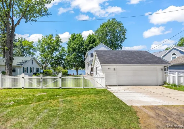 Photo 2 of Single Family Residence at 4333 Hunters Dr, Highland, MI 48356 | MLS# 60997242 | | Sold on 2026-06-26