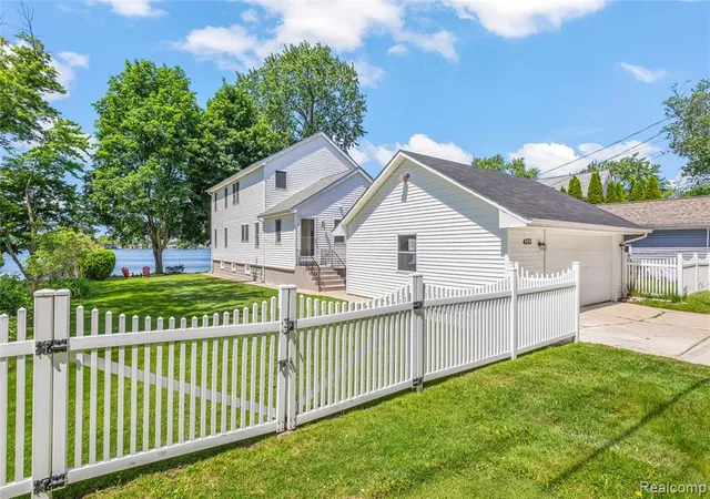 Photo 3 of Single Family Residence at 4333 Hunters Dr, Highland, MI 48356 | MLS# 60997242 | | Sold on 2026-06-26