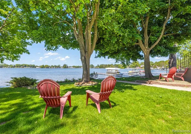 Photo 5 of Single Family Residence at 4333 Hunters Dr, Highland, MI 48356 | MLS# 60997242 | | Sold on 2026-06-26