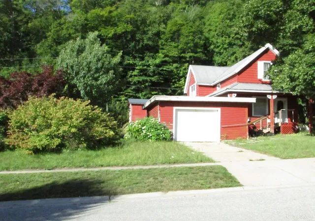Homes for sale in Munising, MI | 921 W Superior St, Munising, MI 49862 | MLS# 50187251