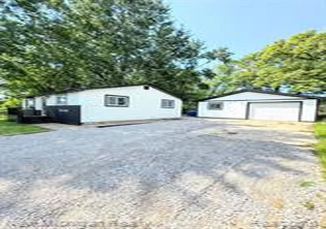 Homes for sale in Fenton, MI | 3110 Mcginnis Dr, Fenton, MI 48430 | MLS# 60996210