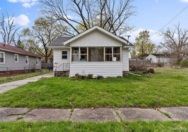 2nd image of 1717 Wolcott St, Flint, MI 48504 3455 | MLS# 60985105