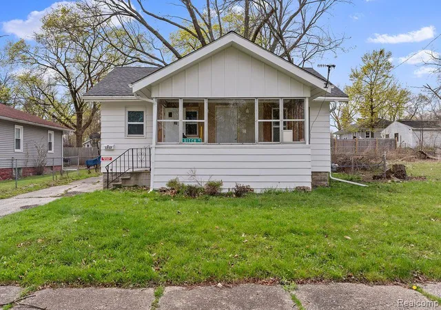 3rd image of 1717 Wolcott St, Flint, MI 48504 3455 | MLS# 60985105