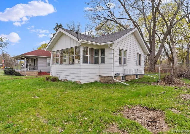 4th image of 1717 Wolcott St, Flint, MI 48504 3455 | MLS# 60985105