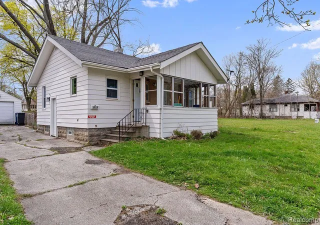 5th image of 1717 Wolcott St, Flint, MI 48504 3455 | MLS# 60985105