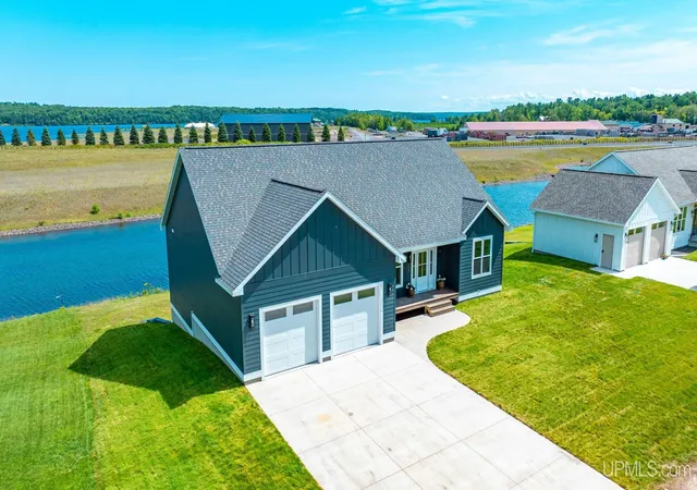 Photo 3 of Single family home for sale at 7013 Sandpiper Dr, Houghton, MI 49931 | MLS# 50218652 | Listing updated on 2026-09-30