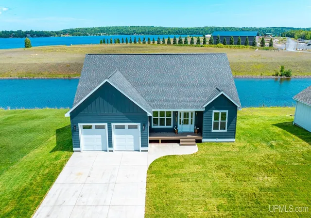 Photo 4 of Single family home for sale at 7013 Sandpiper Dr, Houghton, MI 49931 | MLS# 50218652 | Listing updated on 2026-09-30