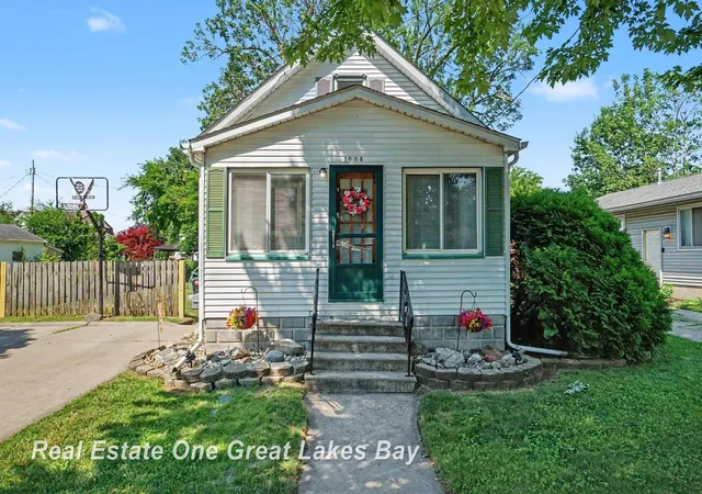 Homes for sale in Bay City, MI | 1008 S Sherman St, Bay City, MI 48708 | MLS# 50214764