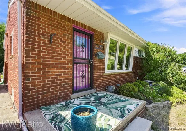 Photo 5 of Single family home for sale at 22011 Whitmore St, Oak Park, MI 48237 | MLS# 61023244 | Listing updated on 2026-08-30