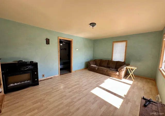 3rd image of 1114 Willow Rd, Gladstone, MI 49837 | MLS# 50217870