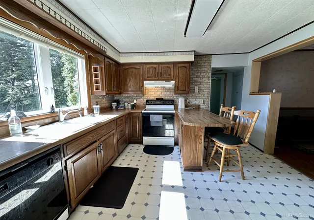 5th image of 1114 Willow Rd, Gladstone, MI 49837 | MLS# 50217870