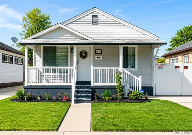 Homes for sale in Lincoln Park, MI | 1571 University Ave, Lincoln Park, MI 48146 | MLS# 60999917