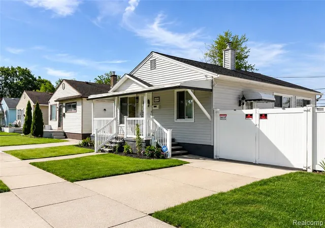 Homes for sale in Lincoln Park, MI | 1571 University Ave, Lincoln Park, MI 48146 | MLS# 60999917