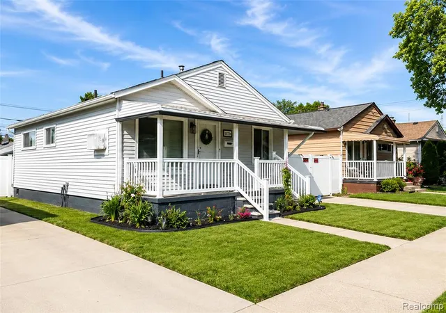 Homes for sale in Lincoln Park, MI | 1571 University Ave, Lincoln Park, MI 48146 | MLS# 60999917