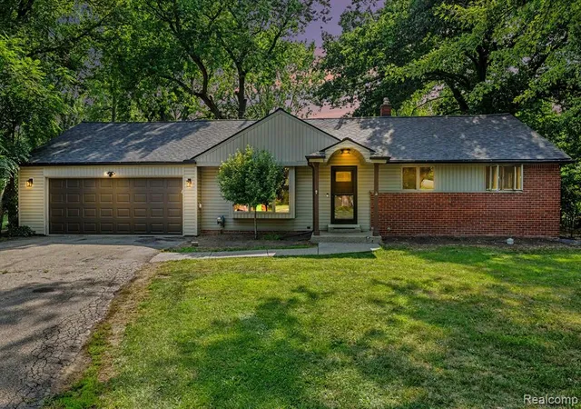 Photo 1 of Sale Pending at 21056 Balfour St, Clinton Township, MI 48036 1505 | MLS# 61023777 | Listing updated on 2026-09-11