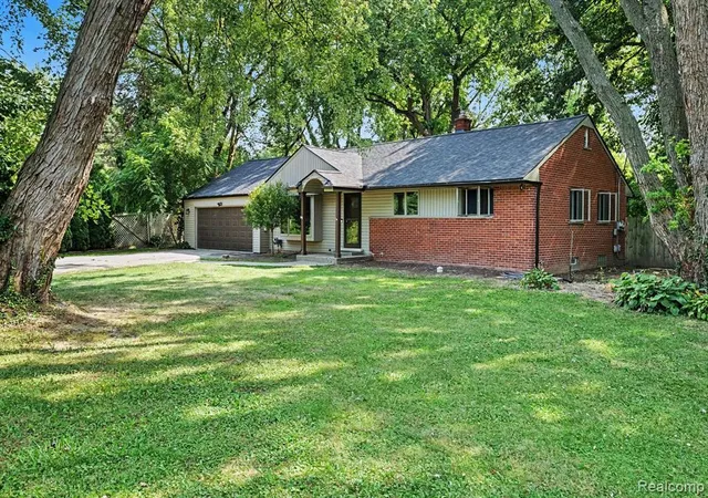 Photo 2 of Sale Pending at 21056 Balfour St, Clinton Township, MI 48036 1505 | MLS# 61023777 | Listing updated on 2026-09-11