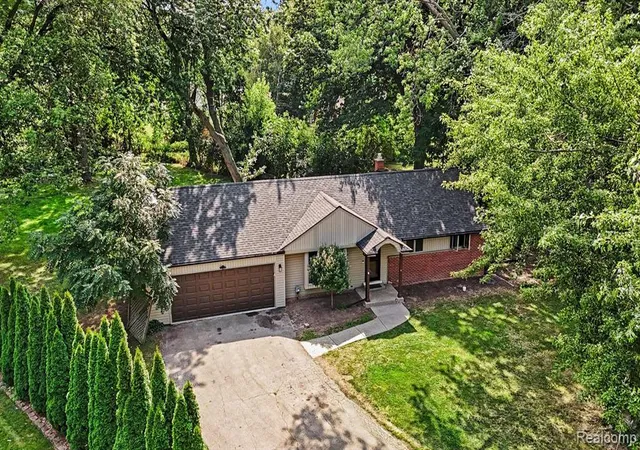 Photo 3 of Sale Pending at 21056 Balfour St, Clinton Township, MI 48036 1505 | MLS# 61023777 | Listing updated on 2026-09-11