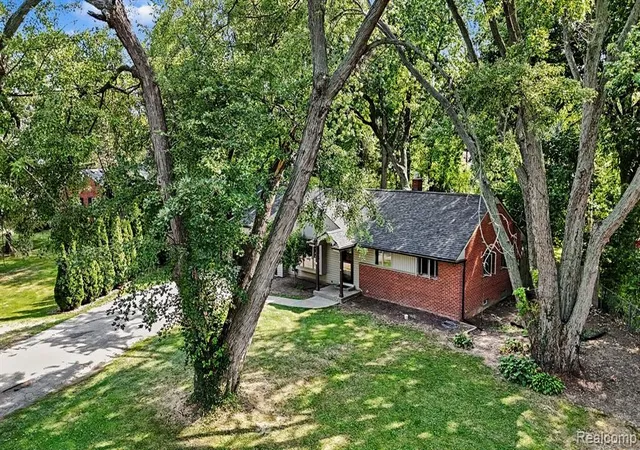 Photo 4 of Sale Pending at 21056 Balfour St, Clinton Township, MI 48036 1505 | MLS# 61023777 | Listing updated on 2026-09-11