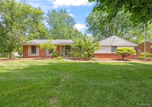Photo 2 of Sale Pending at 28432 Westerleigh Rd, Farmington Hills, MI 48334 | MLS# 61022869 | Listing updated on 2026-09-05