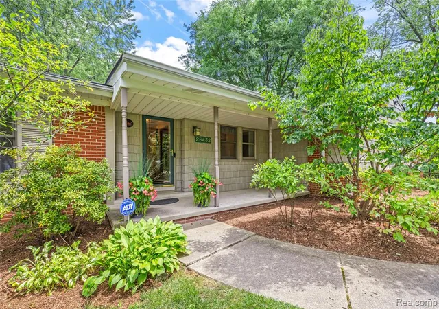 Photo 3 of Sale Pending at 28432 Westerleigh Rd, Farmington Hills, MI 48334 | MLS# 61022869 | Listing updated on 2026-09-05