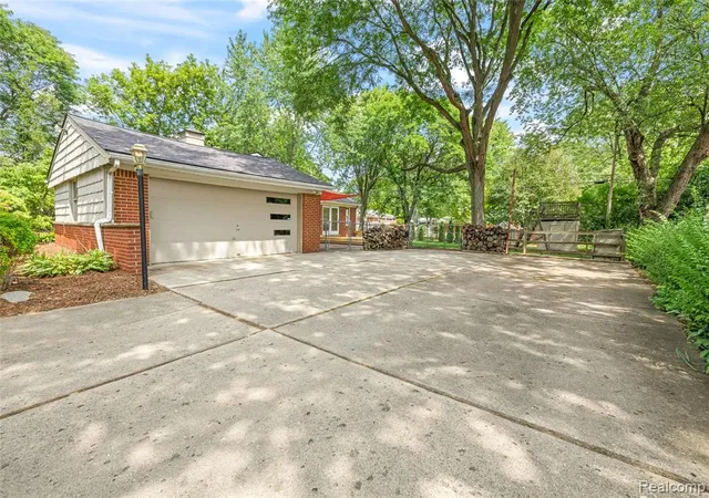 Photo 4 of Sale Pending at 28432 Westerleigh Rd, Farmington Hills, MI 48334 | MLS# 61022869 | Listing updated on 2026-09-05