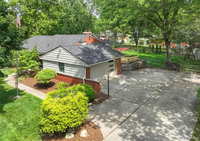Photo 5 of Sale Pending at 28432 Westerleigh Rd, Farmington Hills, MI 48334 | MLS# 61022869 | Listing updated on 2026-09-05