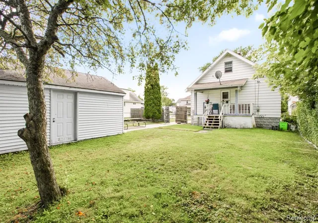 2nd image of 1218 12th St, Port Huron, MI 48060 5238 | MLS# 61024104
